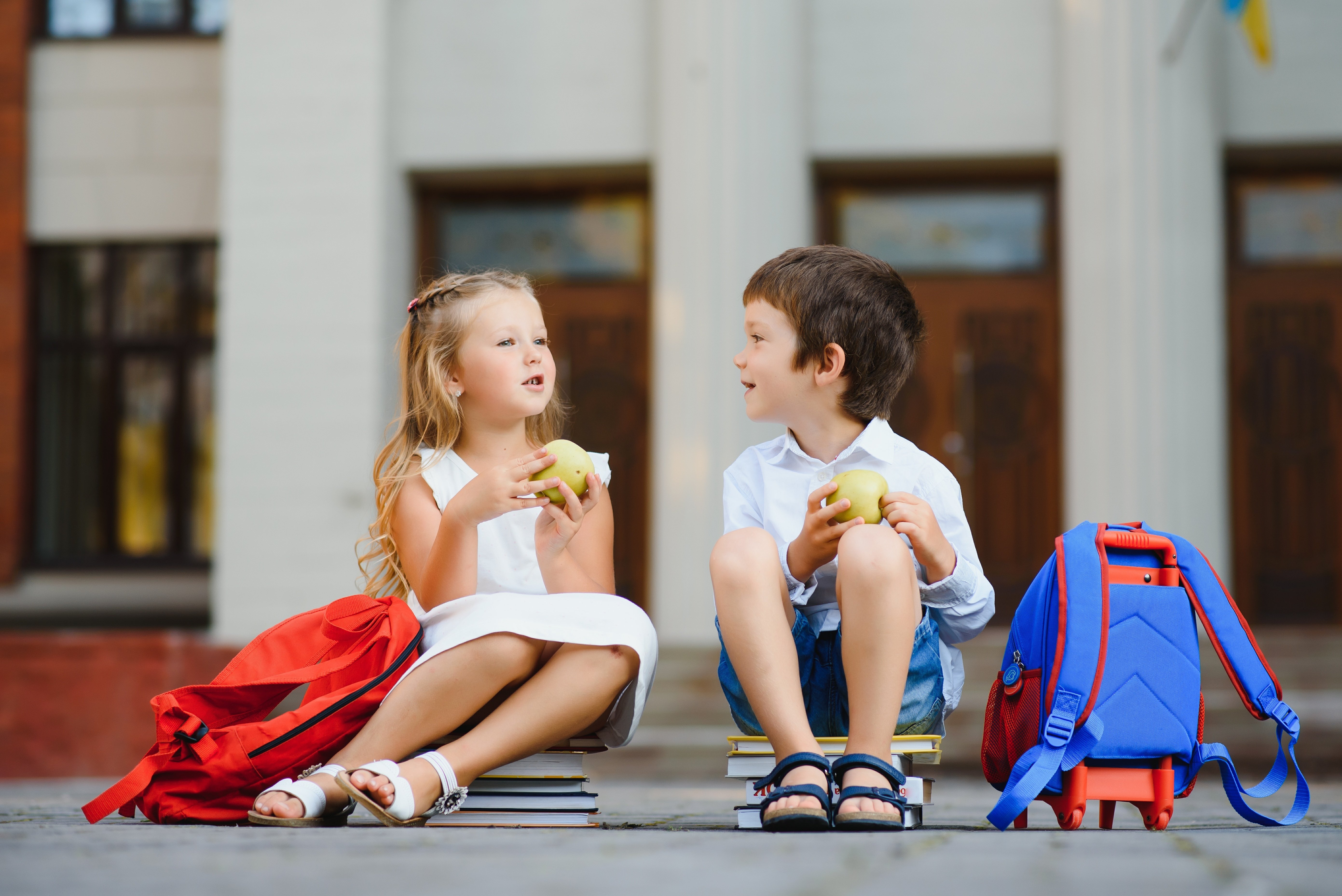 kids enjoying healthy lunches together outside